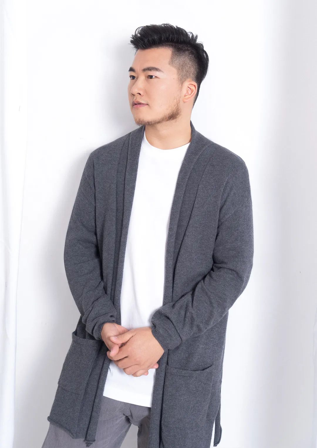尚舍生活设计师 沈鹏
健康生活的自律奶爸
在有家庭和孩子之前,自己经常熬夜加班然后第二天睡懒觉。有了孩子之后每天需要早起,就杜绝了熬夜的习惯,这样倒也让自己的生活健康了很多。因为家中有了小朋友,也体会到了设计对于家庭生活的重要性。
家对我来说一定要舒适、敞亮、有温度感,针对有小朋友的家庭,在居家设计中需设有充足的储物空间,公共区域要留出活动空间供孩子玩耍运动,家具需要倒圆角来保证孩子的安全,儿童房的设计在保证实用性的同时,也需尊重小朋友的审美与喜爱。在满足了基本的生活需求后,人们才能在家中感受到惬意舒服,外加健康的生活方式,相信每个家庭都能拥有幸福快乐的生活体验。