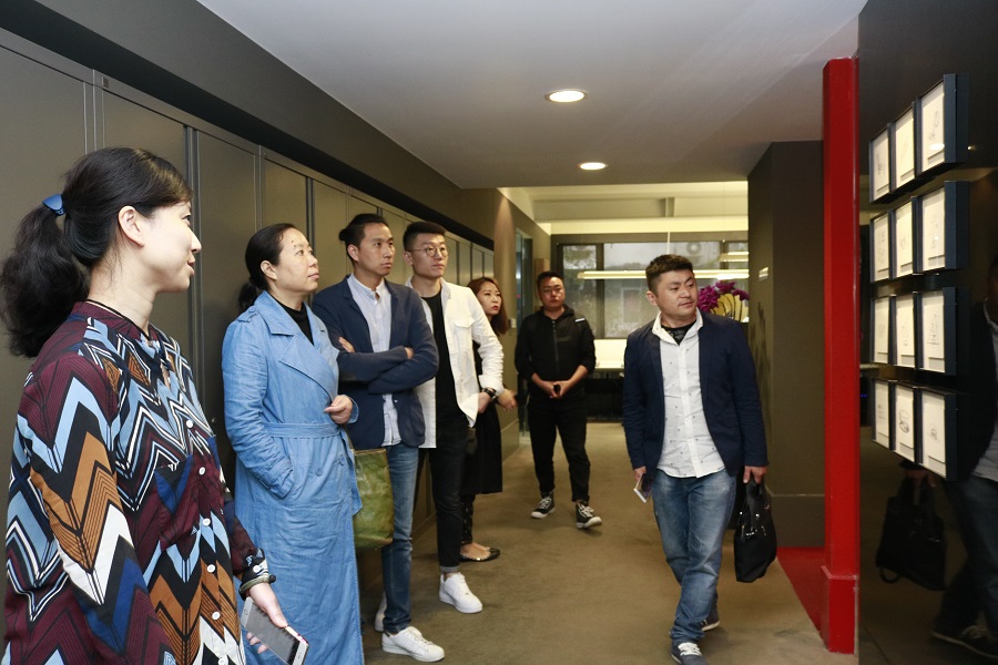 设计总监带领设计师们参观禾易办公室▲