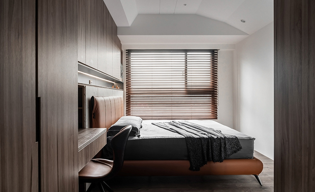 
主卧
Master bedroom

考量主卧格局与顺畅动线，将男、女主人的衣柜分设于入口左右，加以镜面修饰转角，放大空间感之馀，也作为穿衣全身镜；床铺面对的天花板，以斜面包裹横梁转角，并安装嵌灯补足照明；床头柜则由浅木色与白石纹组成，营造放鬆情境，局部搭配放置日用品的开放柜，以及一体成型的梳妆桌，让屋主起居更为便利。

Considering the layout and smooth flow, we arranged the host and hostess's wardrobes to the left and right of the main bedroom's entrance. And mount a full-length mirror to adorn the corner and broaden the space. Then, decorate the crossbeam at the end of the bed with a sloped ceiling, and improve the brightness via the recessed ceiling lights. Build the headboard cabinet with pale wooden veneers and a white marble slab to create a relaxing situation. We design an open platform for placing personal items and fix a wall-mounted makeup vanity to bring a convenient life for the householders.

项目资讯

案名：捻墨匀鞣
项目类型：旧屋翻新
项目地址：台湾新竹
设计团队：棠禾设计
项目坪数：28.5坪
主要建材：铁件、金属马赛克砖、大理石、进口特殊涂料、超耐磨木地板、金属纹路贴膜、系统柜、木作

曾智和
棠禾空间设计有限公司 设计总监
电话：+886-3-555-9792
地址：新竹县竹北市竹义街80号
信箱：tanghe.ds@gmail.com
网址：https://www.tanghedesign.com

OPEN Design动能开启传媒：http://www.openworld.tv/talk/