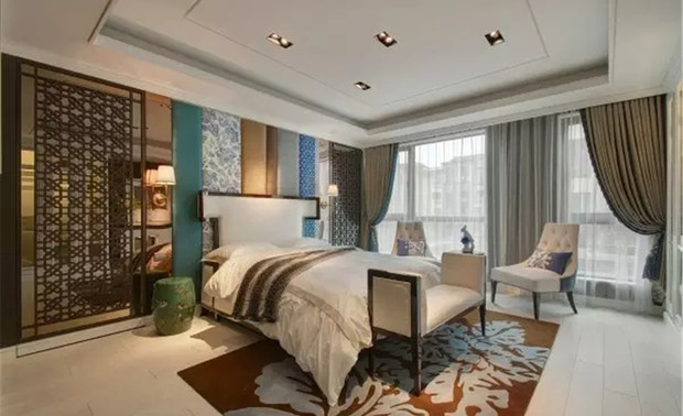 中式与西式家具的搭配布局带来的冲突之美，是笔者见过的最具有中西融合，有冲击力的样板间，据说此案主题是以《马可波罗游记》为主题。
  
