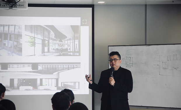 课程架构首先从「如何开始一个品牌的设计」谈起,带领学员思考设计过程中的5W——分别是WHAT(设计目标用途)、WHY(设计的依据)、WHO(使用者特性与族群分佈)、WHERE(计画目标位置及区域特色亮点)、WHEN(设计和施工时程),最后以「金字塔式」的思考逻辑,由各面向探究设计的主轴元素(工法、建材、照明、软装)。