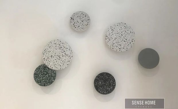 就弧度墙面的现场施工情况,我们提出墙面完善建议,保证墙面美观度。同时对中央空调进行调试测评,确保其功能健全。