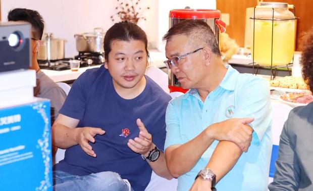 沙龙现场▽
活动一开始,先由鹤明进口厨房电器展厅店长陈佩琼为大家介绍了该展厅的具体情况,包括各种先进、时尚的厨房电器。
鹤明进口厨房电器是25年专业厨房电器供应商,致力于为用户提供高品质、高性价比的原装进口厨房家电产品、家电配套一站式。