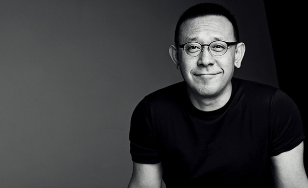 ▲真实的生活和他的艺术作品完美结合，这也是他“追求极致”的严谨作风。态度是诚恳的，情感是强烈的。无论对事对人他都很认真很细腻，所以他的很多影视作品才给人留下深刻的印象。

当问到为什么不做文化工作的时候，葛亚曦说到关于定位和适合与否的问题。说明他既追求极致，又不迂腐任性的过这一生。任性的人只做自己喜欢的，迂腐的人只做自己应该的。而真正负责任的人，是坚持到最后的人。
传播文化在当前的中国是很艰难的，做适合的事才能坚持到最后，意味着他不会因为喜欢而放任，也不会因为应该而压抑。他似乎找到一个平衡、恰当的点，所以做物质产品与精神产品结合的行业是葛亚曦的选择。
  
◆ 编者按

由于经济形势的下行，国家原有的几大经济发动机“制造、能源、投资、房地产”都熄火了，三驾马车“投资、出口、消费”也都跑不动了。
现在国家在提倡匠人精神，是实实在在的鼓励，不再是以前的有，而是在有的基础上“特”。“特”就是追求精益求精、力求完美，相信葛亚曦的道路会越来越宽广。