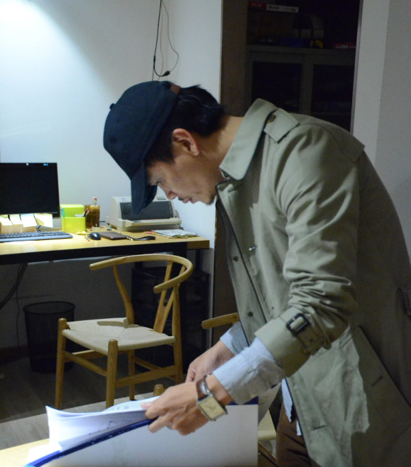 ▲黄永才先生
笔者深深的感受到，也许在每个构思方案的夜晚，黄永才的设计灵魂每每与万能的造物主的使者有深深的接触。也许这就是他“神来之笔”的缘由。
当笔者问到获无数大奖的“宋吧”是不是他最满意的作品时，黄永才回答，“也许下一个作品才是最满意的。