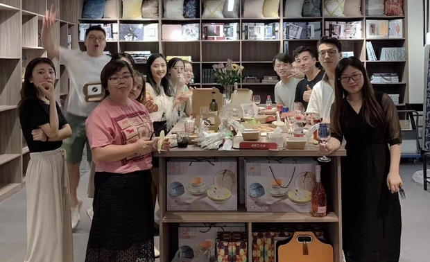 设计，使我们的生活变得生动有趣、丰富惬意，它时不时地把你卷入一个潮流中，再把你拉出来，推向另一个潮流。而设计师通过认识与感受传统文化的精神内涵，发现其中蕴含的哲理，从而科学而客观地认清并找到其蕴藏的内涵，实现真正意义上的生活与设计的统一。