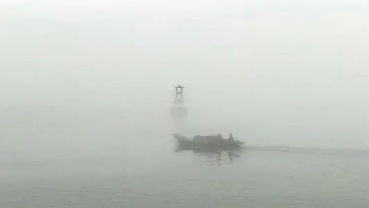 ▲ 布洛认为海上遇雾，是显境还是风景，取决于人观看的心理距离
概括起来，“心理距离”意指在审美活动中主体摆脱实际利害关系的束缚，不带实际目的和需要，冷静客观地看待对象，并在这一基础上依靠自我经验以及客观对象提供的条件，对对象加以过滤、变形、重组而获得美感经验这一心理过程。“心理距离”本身包含了审美态度的“心理距离”和“经验距离”两方面的内涵。审美态度的“心理距离”指以非功利的视角看待对象，通过态度转换拉开与对象之间的距离。“经验距离”则是指主客体之间经验吻合程度之间的差异。
利用“心理距离”的审美倾向，来为室内空间选择合适的艺术品陈列将是一个不错的着眼点。通过更好的品味与静观，让居住者在现实与理想中的“心理距离”关切中，找到一种审美张力与活力人生。



室内设计中的距离把控

STUDIO.Y在设计中注重对“距离”的把控与揣摩。在室内设计环境的营造中，将空间距离与心理距离都恰当考量，在此基础之上打好尺度的地基。
