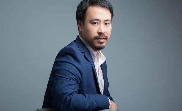 环亚联合设计创始人、80后设计领军人物、亚洲美学设计倡导者、高级建筑室内设计师，来自中国香港，英美求学回国后于香港理工大学进修创意荣誉博士。曾在万达集团北京总部担任艺术总监，以及全球第三大设计单位CCD担任设计高管。所获荣誉：金堂奖十年卓越人物、金堂奖全国联盟学术顾问导师、深圳市室内设计师协会副会长、美国TOP100国际影响力设计师、亚太设计师年度人物，多个荣誉。