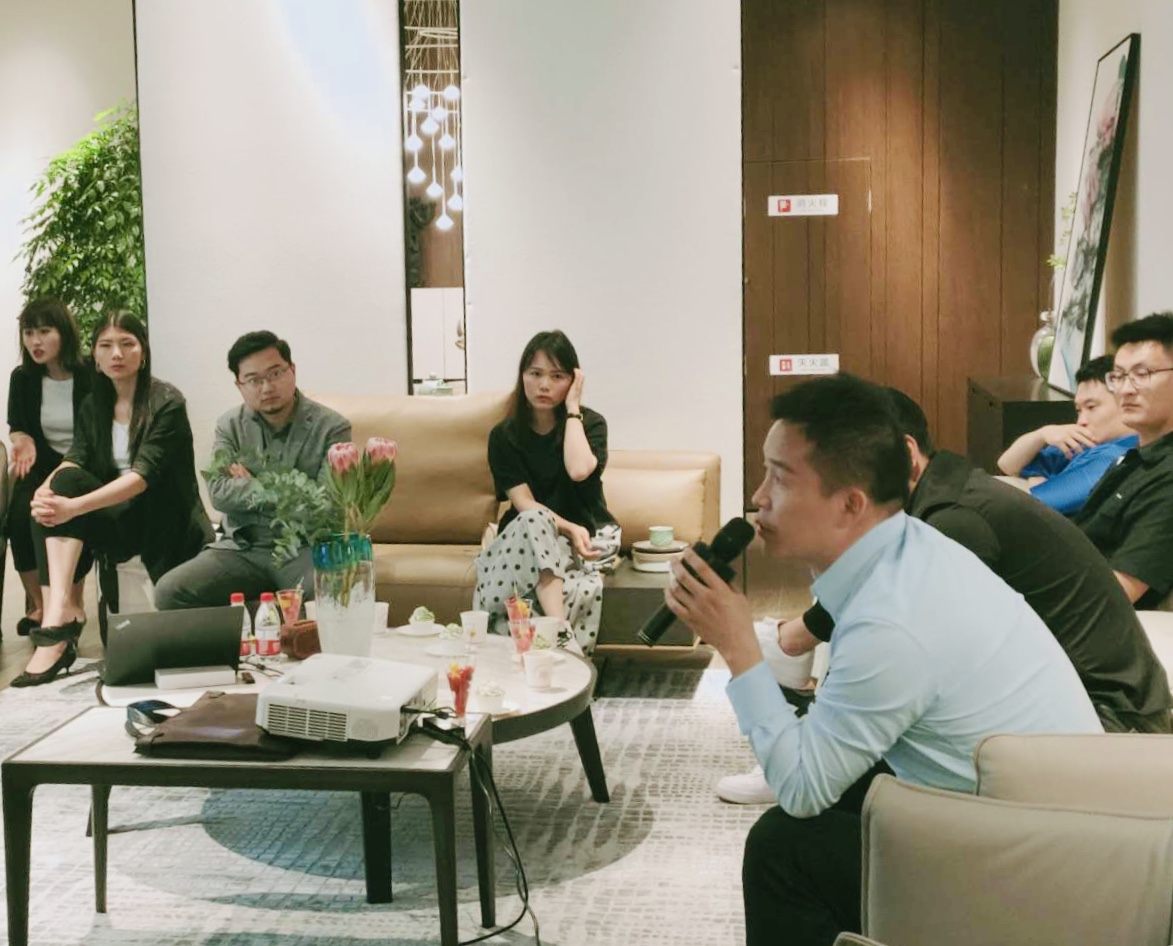 ▲平台创始人周超先生活动发言

南京家居平台作为金堂奖·南京站的执行方，一直致力于发挥我们的媒体属性，为本土优秀设计师提供更广阔的交流平台。未来我们还将聚焦设计前端，提供更多有价值的业内交流和游访学活动。推荐、扶植优秀设计师，构建高效、健康的室内产业生态。