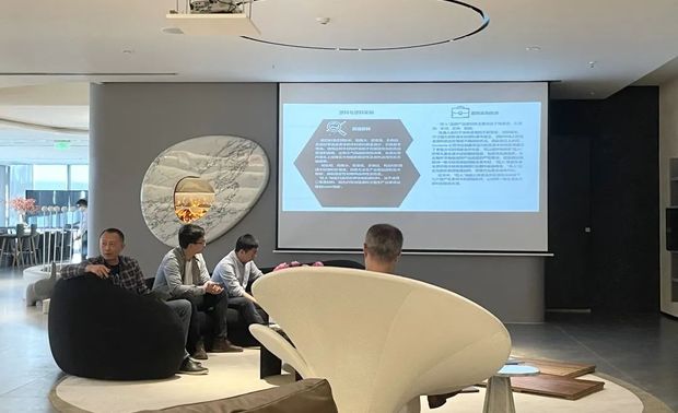 💡品牌:意大利·巨人地板
📍地点:尚舍生活设计
🕝时间:2021年5月10日
巨人地板的负责经理当天向SENSE+介绍了品牌理念与优势,巨人地板目前已经拥有75年的历史,其产品生产地源于意大利,高质量的原木材料和制作工艺使得品牌一直享有美誉。