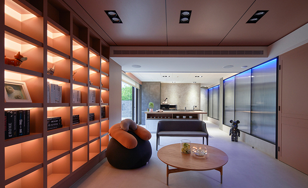 
茶室
Modern Tearoom

充分考虑到业主对自然光的喜好，将与庭院相接部分採用落地窗衔接，茶室与车库之间则设置上下配有LED灯的长虹玻璃，增加室内採光度的同时，可依据不同场景和心情调整灯带颜色，为空间增添浓厚生活氛围、趣味性，对侧则设置展示柜，兼具收纳和美学功能。

Considering the homeowner's preference for natural light, we install a floor-to-ceiling window to connect the yard. On the other end, LED strip lighting recessed along the top and bottom of the fluted glass wall enhances the illumination and changes vibes by different colors; the ambient lighting design complements more interests in the living. In addition, the opposite showcase shelving creates great storage and aesthetic functionality.
