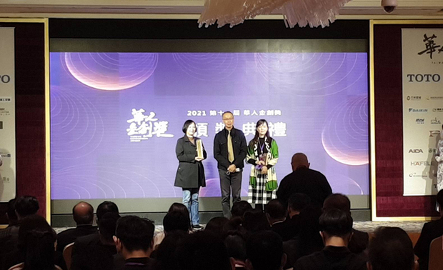 ▲简兆芝主持设计师登上颁奖典礼舞台，作为代表展现品牌的迷人风姿。

本文由OPEN编辑部撰写

因应全球环境意识与创意价值高昇的趋势，「华人金创奖」向亚洲设计菁英递出橄榄枝，鼓励各地杰出之室内设计师，就其独特的创意空间美学、前瞻设计思维与材料构筑绿能设计，来回应当代「社会设计」的深度与广度，而其获奖作品，将透过「台湾室内设计杂志」专栏、线上网路媒体等管道报导宣传，并随赛事后续举办之展览，于两岸巡迴展出。

简兆芝室内设计 简兆芝 主持设计师 在作品《酌艺》中，巧妙融汇画家女主人的品味，打造可多元利用的生活空间，于「住宅单层类」项目获得佳评如潮；而另一作《煦光蕴玉》，展露新生气息的温柔空间，便于医疗人员执行任务，也引领受诊者来到安心环境，怀抱暖意进行探询，整体形象恬静，又呼应清新品牌概念，获得评审青睐，拿下「医疗院所类」银奖，将辉煌的团队实绩，闪耀于舞台之上！

