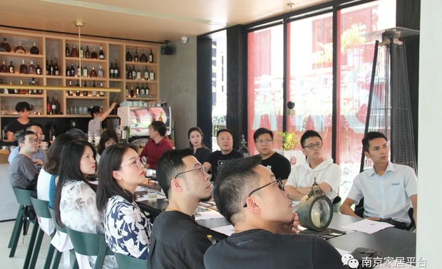 他还强调了设计目标确定的重要性，设计价值的体现，不仅仅在于图纸、落地完成度、实景图...最大的设计价值，在于使市场上一些不知名的品牌能够广为人知。从小的项目，从文化品牌，种植项目根本，找到它的逻辑，做最好的设计。