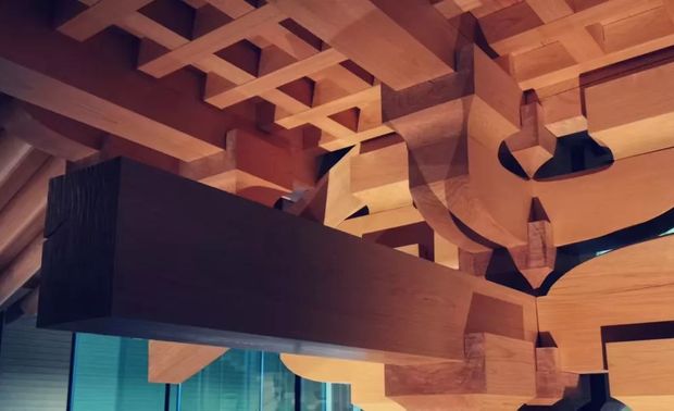 1984年为保存和推广大工道具所成立的竹中大工道具馆，是日本唯一的木工工具博物馆。在2014年秋天，竹中大工道具馆移至六甲山下的新神户站现址。隐身在住宅区中的博物馆，低调而典雅，进门后先看见的是细心打理的日式庭园，顺着小坡道向上，才会看到道具馆主建筑。