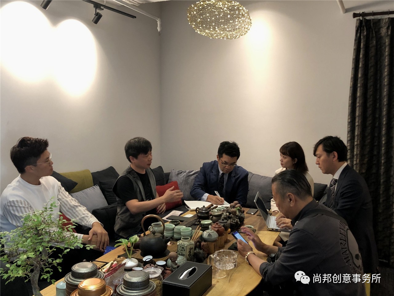 此外潘旭强先生向在座各位详细解读了尚邦近期的项目设计作品。表示，尚邦创意事务所始终以创意为导向，坚持创意为室内设计工作的核心，倡导“创意无限，一切从简”的设计风格。中国室内设计经过几十年的发展，逐步开始进入追求创意表达和实施的阶段，在未来，创意也依旧是设计行业的主旋律，与此同时，尚邦亦会加倍努力，为客户打造出更多优秀创意作品。
杉浦昇先生对尚邦做设计的态度和理念，以及公司的取得的成果表示高度肯定，希望往后能建立紧密的合作关系。
据了解，日本船井综合研究所是全球首家上市经营管理咨询机构，其住房不动产部门，主要业务包括住宅、装修、租赁、房地产咨询四大块，提供客户公司内部与外部环境分析以及现场实施的解决方案，参与客户的经营战略策划制定等服务。此次考察，是寻求中国国内能为其会员企业提供室内设计服务的公司。
会后，日本客户在潘旭强先生带领下参观了尚邦事务所。