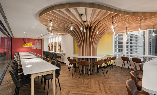 
员工餐厅
Employee Dining Area

员工餐厅藉木纹板材和圆形灯泡构筑果树的意象，象徵智慧开花结果之馀，令树型虚化L型的锐利转角，流动的线条也造就开阔、延展的视觉效果。

The employee dining area is gracefully adorned with wood paneling and circular light fixtures, evoking the imagery of fruit trees. This design choice symbolizes the fruition of wisdom, while the tree-like elements soften the sharp L-shaped corners. Furthermore, the flowing lines visually enlarge the space, imparting an expansive and airy ambiance.
