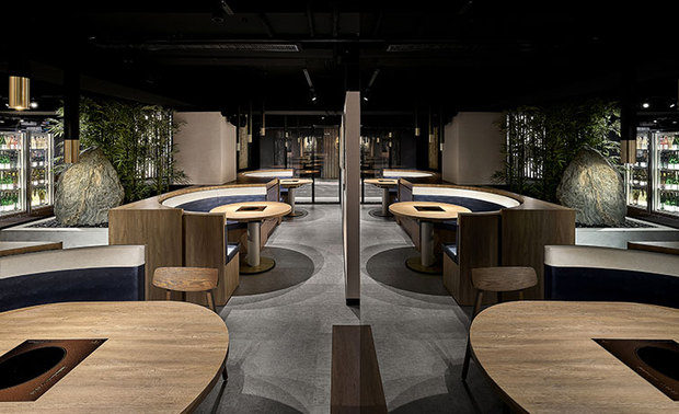 客席区
Dining Area
延续整体风格,客席区与饮品吧台间採用原石和碧竹,营造日式庭园的氛围与禅意,而铺贴于牆面的镜材,则为用餐者带来无限延伸的视感,达至放大场域之效。
In keeping with the overall Japanese styles, the dining area and beverage counter are adorned with natural stones and lush bamboo, resulting in an ambiance reminiscent of a Japanese garden with a Zen spirit. And the Mirrored walls generate a sense of amplitude, providing diners with a spacious and airy dining experience.