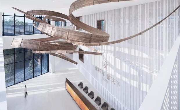 花样年惠州秋长家天下项目空间设计灵感来源于广东的丘岭，峡谷和溪流，通过仿生学设计的抽象提纯，营造出具有现代极简和未来消隐感的城市山谷的气场。
峡谷间应型而就溪流以及峡谷间翻流冲突的烟霞风云仿佛要挣脱峡谷型体界定的桎梏，为整个逻辑缜密和冷静的空间带来视觉震憾的强烈活力。
空间在营造未来体验的同时也隐喻了传统，当地的围屋—村落—小巷—峡谷—溪流，这是一场关于童年、记忆、友谊、温情的体验之旅。