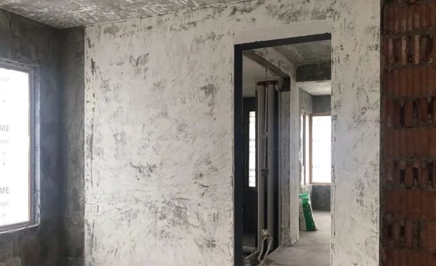 此工地是全案施工，目前位于施工前期。现场我们对原始排水系统进行检查，按照公司节点工艺，对卫生间排水系统进行优化，和现场项目负责人交底执行标准，做好施工准备。

