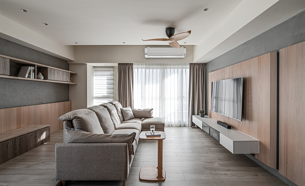 
本文由OPEN编辑部撰写

设计概念 Design Concept

轻拨纱帘，开阔蓝空与多变云景映入眼帘，犹如天上秘境，与之呼应，室内以清晰连贯的视野，衔接各处空间与家人情感，搭配渐次提升的场域高度，期许业主一家共筑美好进步的未来，辅以大地色彩与木质纹路点缀画面，营造舒适澹雅的家宅。

峥嵘设计 廖峥 廖嵘 设计师 运用擅长的意象式设计，将高楼窗景转化为层叠而上的天花板造型，形塑云气排开般的辽阔场面，巧妙结合清水模、实木皮、水泥漆三种材料，诠释天地相映的风貌，并规划弹性空间与休憩机能，打造恬逸的世外桃源。

Gently pull the sheer curtains aside, pop the vast blue sky and phantasmagoric clouds look like a quodis arcana. Plan clear, unimpeded layouts to link up each functional domain of the space and bond family affection. Supplement neutral Earth tone and balmy wooden elements; ingeniously create a cozy, elegant residence. Also, arrange multi-layered settings that indicate an advanced, blissful future that the family will achieve.   

Skillfully play the invented fictional design that C.J.HOUSE DESIGN designers Cheng Liao and Jung Liao are good at, and transform the scenic views of a high-rise building into a tier upon tier pattern of the ceiling, shaping a boundless look of rising clouds. Brilliantly exploiting fair-faced concrete, solid wooden veneers, and cement textured paint to present the scenery of heaven and earth. Moreover, plan variable spaces and lounging features and excellently create a home of peace and happiness.

设计手法 Design Techniques

视野辽阔 情感共鸣
Extensive view; emotional resonance

将窗外蓝天与云层景色融入设计，递增玄关、餐厅至客厅的天花板层次，同时修饰圆弧的流线轮廓，形塑天空逐渐开阔的意象画面，勾起居住者与外在环境的联想与共鸣。在空间规划方面，依循场域轴线分配各区宽度，规划顺畅有序的动线，并于厨房隔间选用透明玻璃材质，开拓公领域清晰相通的视野，自然促进家庭成员交流情感，创造舒适安心的幽境。

Integrate the outdoor blue sky and cloud view into the design, artfully set up a ceiling with layers from the entryway, the dining room to the living room. And bring an imaginary picture of the vast sky with the curvy pattern, initiating association and resonance betwixt the residents and the external environment. Ingeniously plan comfortable span of each domain and smooth flows of movement. In addition, choose transparent glass to erect a partition between the dining area and the kitchen to bring a clear and penetrating vision of the public domains and fashion a cozy and serene ambiance, firmly bonding the family affection.

色彩调和 天地氛围
Concordant base tone; pristine unsophisticated ambiance

立面运用实木皮点出视觉焦点，搭配衬托木纹的清水模基底，营造淳朴的大地氛围，并以白色水泥漆保留画面的馀裕，均衡配置三种建材比例，调和整体空间色彩，进而对映天花板的结构选材，打造内敛和谐的天地。考量场域双面採光的特性及业主喜好，使用嵌灯为主要照明，加以线型灯提升亮度，渲染静谧温馨的气氛。

Exploit solid wood veneers to manifest the focal points of the interior facades, and go with the fair-faced concrete walls, bringing about a rustic natural atmosphere. Moreover, supplement with white paint, harmoniously utilizing the three elements to correspond to the selected materials of the ceilings and creating an understated, agreeable tone of the whole space. Taking advantage of the excellent natural lighting of the foundation, we merely install recessed lights favored by the homeowner as the main lighting and improve brightness via linear-shaped fixtures, successfully rendering a peaceful and warm vibe.

弹性空间 便利操作
Alterable layouts; handy features

餐厨区运用铝框连动拉门，将厨房空间划入公领域，其门片採用侧面把手设计，结合磁吸地面轨道，提升操作便利性，不仅有效阻隔炊煮油烟，平时亦可收纳至玄关柜内，维持简洁俐落的视觉画面。

Set up an aluminum-framed glass sliding door to integrate the kitchen into the public area and effectively block the cooking oil fume. And enhance the handy features through the hidden door handle and magnetic levitation track design; on ordinary days, it can be pulled aside into the entryway cabinet to keep a concise and well-ordered situation.

长远规划 舒适机能
Everlasting plan; well-furnished circumstance

为了让家宅长久使用并永续传承，全室铺设防水性佳的超耐磨木地板，且使用防潮环保的系统板材，打造安全健康的居住环境；在舒适机能方面，架高客厅沙发后方的地坪，佈置为多功能区，配有插座与具备收纳性能的长椅，背牆设置半开放式书架，摆放书籍或展示品，窗边卧榻兼具书桌用途，方便业主进行各种休閒活动，一旁则预留安置钢琴的长型空间，未来可转为孩子学习音乐的场所。

Pave laminate flooring with an excellent water-resistant feature and exploit moisture-proof, eco-friendly system panels to build up a safe and healthy living environment that is favorable for long-term usage and inherits timelessly. Elevate the floor behind the sofa to configure a comfortable multi-functional area. Arrange a long storage bench and equips sockets, then fixes a semi-open wall-mounted bookshelf to place books and display knick-knacks. Set a window couch, which can also serve as a platform for various leisure activities. And meticulously leave space for laying a piano in the future so that the children can enjoy playing music here.
