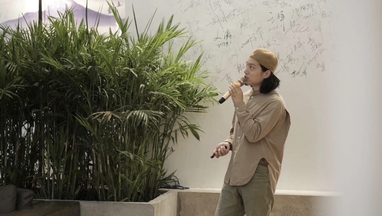 ▲南京站嘉宾 李敢先生

韦晓光先生的精彩的分享后，南京站邀请的设计分享嘉宾是南京图盈拓新空间设计创始人-李敢先生，李敢先生一直以创意、多元、年轻、积极的设计理念，不断为业主打造充满想象力和仪式感的空间。

李敢先生从自身经历出发，以“保持年轻的心，坚持热爱的事 ”为主题展开自己的分享。李敢先生从生活、团队谈到作品，他提倡抛开所谓的风格，用设计引导符合当下年轻人的生活方式。在家装领域，李敢先生希望服务的每一个住宅业主，都可以因为设计更爱上这个家。而在工装领域，李敢先生则希望在满足商业价值的基础上，设计可以从生活中引入更多的元素及表现形式，引起当下年轻人更多的共鸣。
