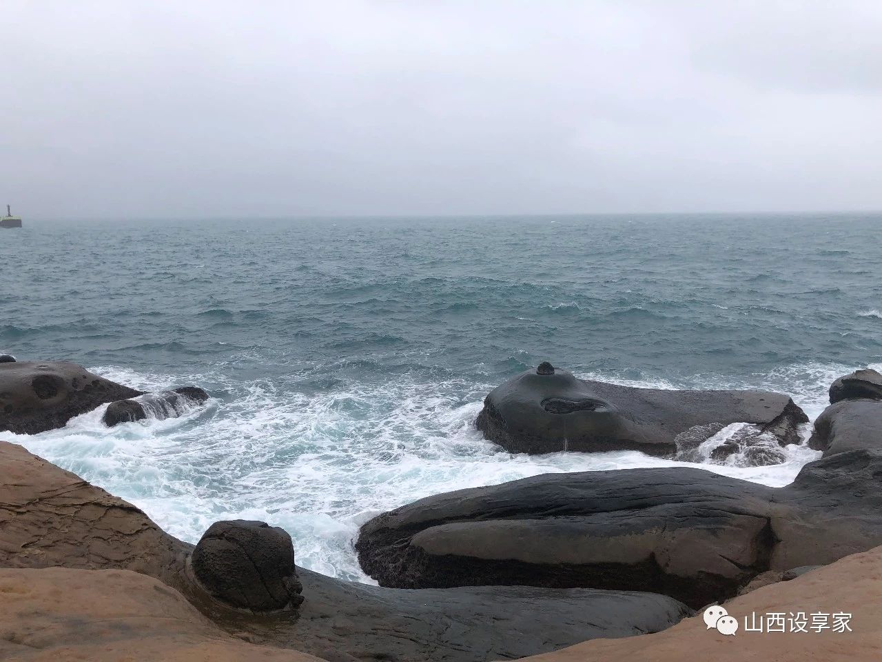 淅淅沥沥的小雨在海风的作用下也威力无穷，我们被淋得失魂落魄，吹得七荤八素，在风雨中摇曳，但风景真是美极了