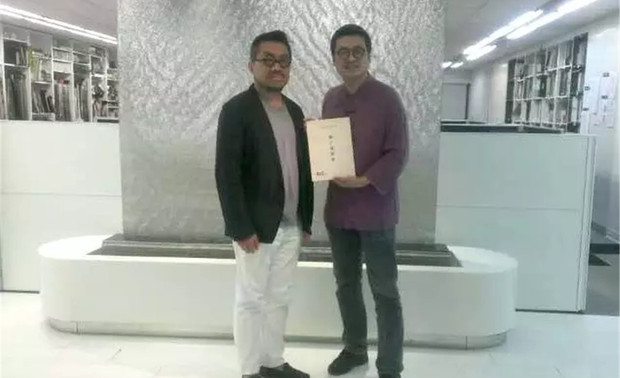 ▲图为:本文作者朱谦知与黄书恒老师合影