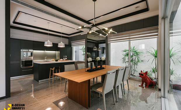 ▲为使用餐形式与位置皆更加自由,餐厨区增设一座兼具收纳功能的吧台;而使用频率较高的餐桌,则在选用上方吊灯时别具巧思,以多向延展的出色造型成为空间主灯。
