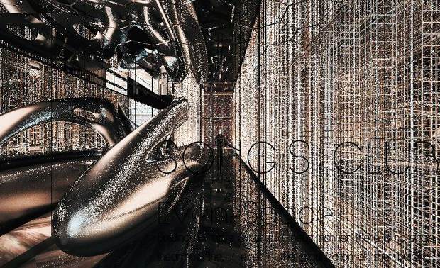 各自渗透，彼此模糊，许多垂直相交的灯光，在灯光作用下，似是而非。让人有探索欲望的一个空间。