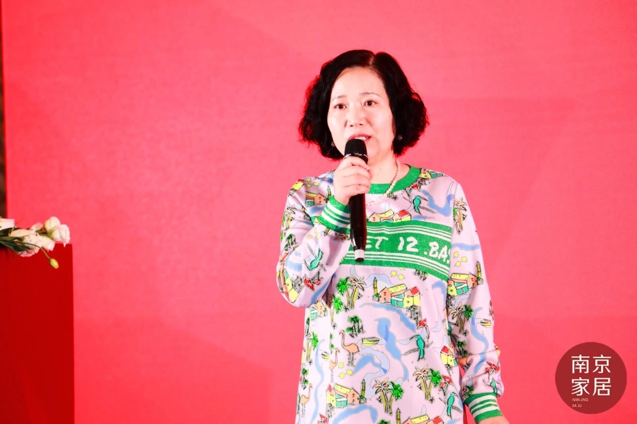 黄艳红女士说到今年9月，金堂奖全国联盟精心打造的设计师商务平台——V网站，正式品牌发布，伴随着金堂奖2019年度的正式开启大幕，V网站迅速进入行业热点，激发出无数设计师的参、注册和使用热情，她号召优秀南京设计师的加入，为设计师做更好做展示、更好做业务、更好做推广、更好做管理、更好被信任。
