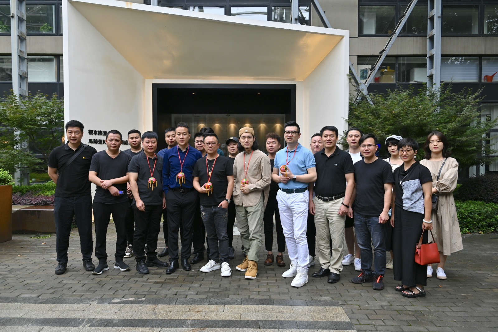 ▲广西站·南京站大合影

广西站和南京站聚力南京，目光，思想，理念的聚合，也让我们欣喜的看到了设计的更多可能。

部分图片来源：广西站团员、唐韡哲

附本次参与游学的广西团成员：
广西环境艺术设计行业协会 会长｜韦静云
广西环境艺术设计行业协会 执行会长｜韦晓光
广西环境艺术设计行业协会 监事长｜石磊
广西环境艺术设计行业协会 常务副会长｜马国彪
广西环境艺术设计行业协会 常务副会长｜卢余斌
广西环境艺术设计行业协会 木兰会副主任｜赵泽燕（女）
广西环境艺术设计行业协会 朱永琳（女）
广西环境艺术设计行业协会 青年委｜副主任｜曾节
广西环境艺术设计行业协会 陆游
广西环境艺术设计行业协会 钦州分会执行会长 褚之零
广西环境艺术设计行业协会 黄日伦 秘书长
森鹰门窗南宁总经销 何总