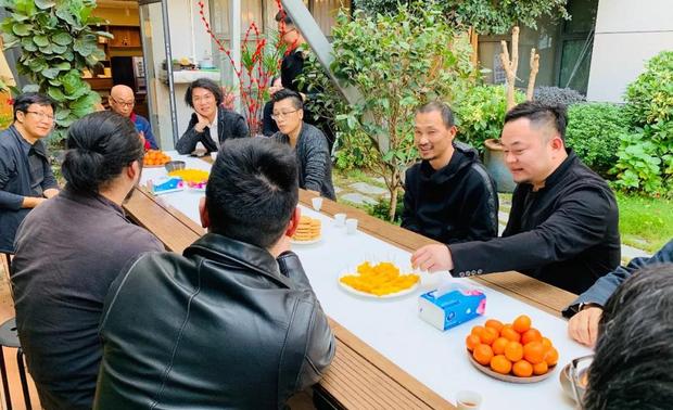 吴哆:“自己静下心来练习确实会让自己都感觉有所提升,而一个好的书法老师确实会在你迷茫的时候为你指点迷津。”