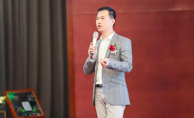 主题分享嘉宾台湾名师杨焕生，连续四年荣获意大利A'Design Award金奖，善于拆解东、西方经典元素，并给与他们崭新诠释，以“大隐于市”的概念出发，善于植入大量自然景观元素构成“光、影、花、鸟、水”的交织，给客户创造出一个舒放身心和体验休旅文化的宫殿。