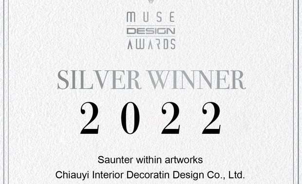 本文由OPEN编辑部撰写

MUSE Design Awards 由历史悠久的国际奖项协会International Awards Associates（IAA）主办，以发掘全球设计缪思为宗旨，为建筑、室内、时尚等领域提供全面的发光舞台，每年严格的评分标准，吸引国际知名品牌与设计师争相参与。

2022年MUSE Design Awards共收到来自三十八个国家、近六千多份的参赛作品，并由一百一十位专业评审进行遴选，可谓最具影响力的国际奖项之一，而IAA发言人Thomas Brandt指出，「于2022年MUSE大赛胜出的获奖作品，其精緻程度与作品的完成度及深度，皆象徵着创意及设计行业的最佳表现。」他补充说：「IAA 讚扬所有参赛者对工艺的奉献，并希望他们不断用热情进一步扩大创造力和设计的极限。」

乔艺设计 王沁凌 设计总监 于家宅作品《墨玉沉香》中，运用墨色软装与纯白天壁形塑对比美感，搭佐俐落时尚的线条要素，勾勒出简练自在的日常风景，另一件作品《艺・漫游》以简约为设计核心，规划开放式的公领域，令屋主与亲友共享亲暱时光，并于私领域融汇孩童喜爱的柔和色彩，打造契合居者性格的专属领域；两件作品皆于2022赛事中获得「银奖」殊荣，缔造品牌佳绩！
