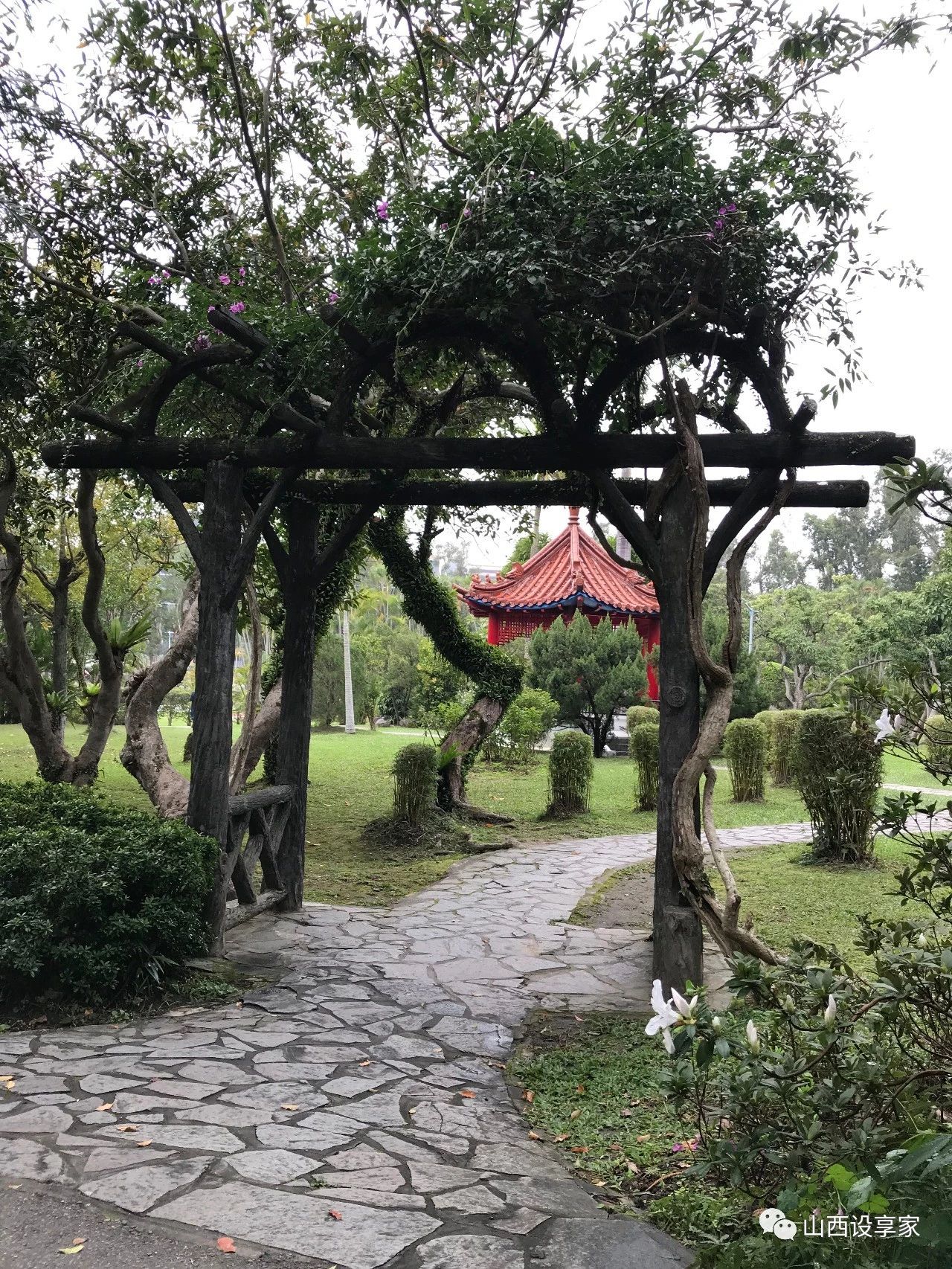沿着立雾溪的峡谷风景线而行，触目所及皆是壁立千仞的峭壁、断崖、峡谷、连绵曲折的山洞隧道，大理岩层和溪流等风光。