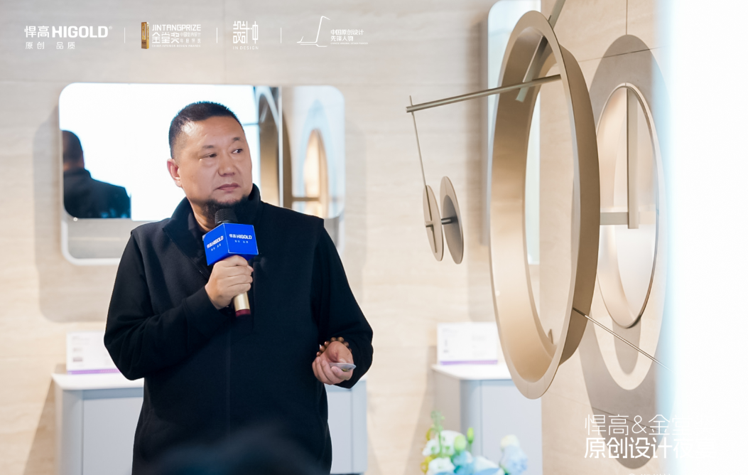 柏盛.柏旺国际设计总监杨彬先生通过《“Z时代”酒店设计创新趋势》的主题分享，表达了他自己对于设计创新的理解。

杨彬老师表示，设计创新要从不断的设计实践中去探索、去落地。中原作为黄河流域文化的发源地，历史悠久，源远流长。

中原的设计师有责任和义务去传承和发扬中原文化，杨老师鼓励大家只要有机会，秉持着敬仰、学习、研发的态度尝试着将中原文化融入到自己的设计中，打造能够追根溯源的原创设计。