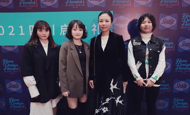 2021年4月16日,2021-2022“HDA她设计奖”四川启动礼在成都如约举行。尚舍生活设计的女性设计师们在广州设计周专家委员--STUDIO.Y设计总监余颢凌女士的带领下,参加了本次启动仪式。她们与川内女性设计师们共聚于此,互享女性设计师的成长历程,助力女性设计力量的增长。