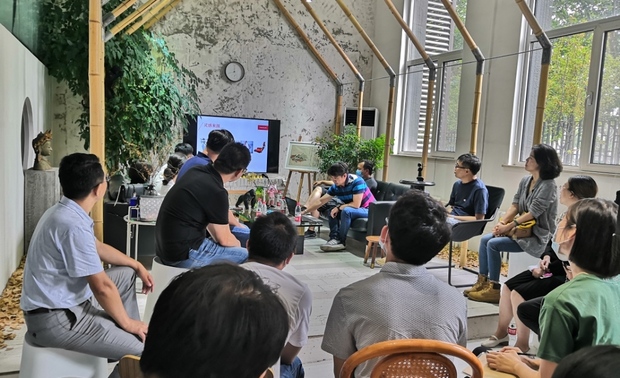 7月30日14:00，V网站-CLUB 携劳芬、金桥地板、欧雅壁纸窗帘、罗玛碧傲涂料、赛罗克、德国菲玛、英国麦兰德、新和宝、美生雅素丽、千玉琉璃等知名品牌厂家，前往唯木空间设计公司，拜访创始人、设计总监程晖，并对设计团队进行产品设计应用上的技术说明、互动讨论。

“设计选材课堂”是V网站的线下活动，做为服务V网站会员设计师和厂商用户的桥梁，每周举行。