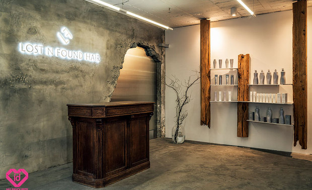 ▲接待区以带历史氛围的古董柜檯,营造温润视感,一旁的展售层架,也以木材馀料回收再利用,衔接场域语彙,搭佐枯木妆点,形构自然艺术端景。
