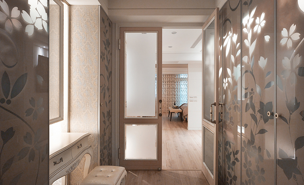 更衣间 The walk-in closet

延续主卧之雅緻调性，更衣间在温柔语境下，
跳脱既有的附属单元，悄然划出空间主体。
门片採以喷砂，点缀透光花瓣，
彷彿过滤了生活之外的纷扰，
于此卸下身心，静享私密的安然时光。

The walk-in closet lasted the elegant tone of the master bedroom, yet jump out off the normal design as an ancillary unit, which adjust to lay out an independent secret space.
The door is by way of sandblasted treatment and decorated translucent petals on the wardrobe door pieces, as if filtering the troubles out of life. No doubt, it is an excellent place to release body and mind, as well to enjoy the private and placid time.
