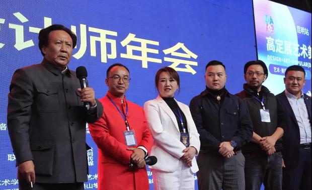 之后毛泽东同志特型演员自建雄老师三段威严雄壮、惟妙惟肖的讲话，彻底将2021云南设计师年会的欢快和热闹的氛围推向巅峰。
