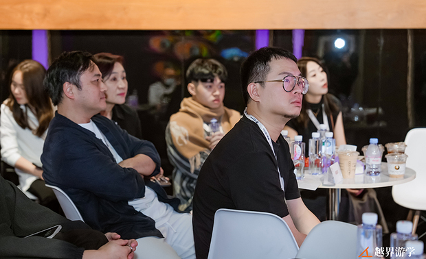 ▲黄静文执行长演说期间，众多设计师及与会者对于解说聚精会神，时而低语交流、探讨演讲相关议题。