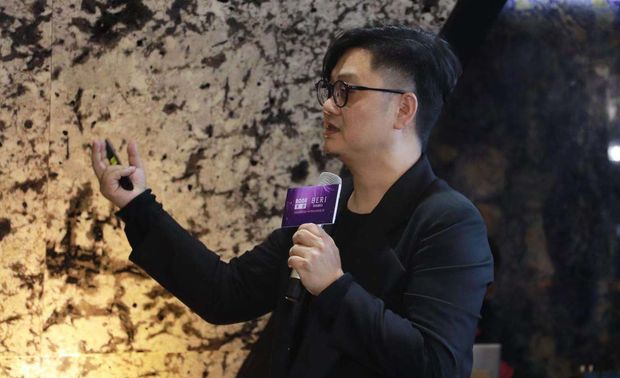 格纶设计 虞国纶 设计总监 呈现的课程不仅仅是一场视觉盛宴，更是毫无保留的设计思想分享。作为空间设计师，必须对灯光设计的细节及品质提高要求，才能成就美感与质感兼具的空间样貌，思考居住者的真正需求，真正把空间还给使用者，才能让其在每一处都自然而又舒适的享受空间。