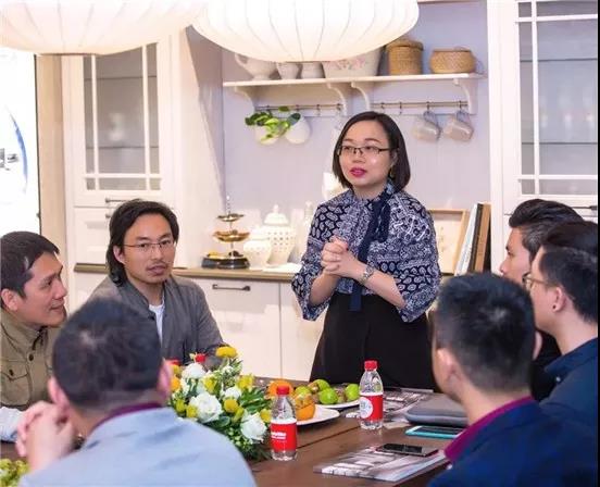 活动前，活动策办方稀美文化团队代表张文俊，向所有来宾陈述了本次活动的行业意义，站在2019新形态下，描述了活动发起的真正价值，和设计师在市场中推行绿色设计的必要性。构建绿色环保空间，需要这些有更高思维格局的设计师，以业主为中心，引领环保健康的室内空间装饰理念，并通过设计辅助业主打造真正合格的绿色人居空间。越是高端的设计，越需要以绿色环保为导向！