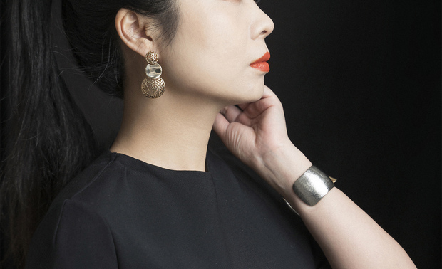 04 历史人文——传承古典意蕴之美

在探寻新与旧的平衡和变革、传统与现代对话的道路上，公司经历了学习西方到后来的洋为中用，再到自身的文化寻根。

最初公司组织游学，打开认识全球设计之眼，与国际接轨，学习国外的优秀设计；之后与上海BC合作，引进更先进的建筑思维，斩获国际奖项、与国际厂商合作，逐渐洋为中用；再到后来开始寻找自己的文化之根，将设计与成都本地文化相结合，以期日后走上民族之路，因为民族的才是世界的。

余颢凌认为，公司应立足成都本土，以企业思维为先导，以美好致生活的设计使命，与成都的城市气质相契合，与居住者对闲适美好生活的追求相一致，传承历史人文魅力，寻到发展的文化之根。

做力求创新的深耕者、市场变幻的前瞻者、生活方式的引领者、历史人文的传承者，坚守足下的土地，怀抱初心，将“寒带树木”精神的不屈不挠与成都本土的历史人文底蕴传播下去，如此，才能完成设计的使命与价值。