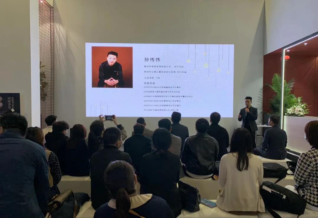 △青岛海信日立空调营销股份有限公司合肥分公司日立家装
销售工程师 王燕致词
阜阳、合肥、亳州三地的设计师代表先后登台进行分享。每个人都是有备而来,分别带来了精彩纷呈的干货分享,展示自己的作品案例、设计理念,以及职业生涯和点滴生活的个人感想。