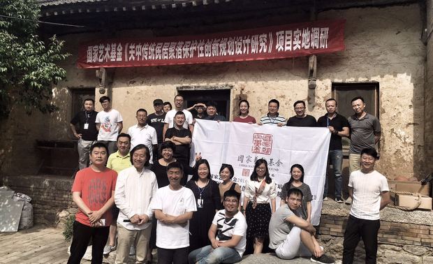 在涝峪小学校合影