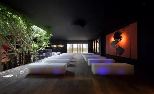 二层的空间是“乐乐”的讲堂、艺术展览空间，不定时会让出这个空间去做商业展演。并把所得利润（扣除一些活动所需成本）纳入到“乐乐”的捐赠计划中。
乐乐书屋在试运营期间便引起了广泛关注，许多组织纷纷到访参观交流。