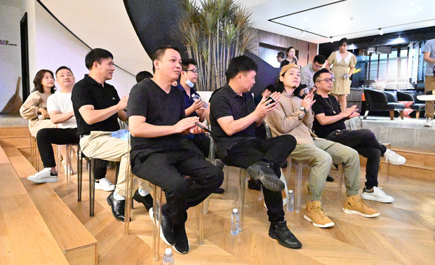 ▲交流会花絮

我们的主题是对话金陵，除却优秀的本土设计师，南京更是集合了一群优秀的设计公司和设计工作室。我们邀请了观享际室内设计 创始人沈烤华先生和马蹄莲空间设计 创始人肖锋先生为我们带来精彩绝伦的分享。
