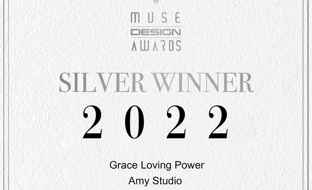 本文由OPEN编辑部撰写

MUSE Design Awards 由历史悠久的国际奖项协会International Awards Associates（IAA）主办，以发掘全球设计缪思为宗旨，为建筑、室内、时尚等领域提供全面的发光舞台，每年严格的评分标准，吸引国际知名品牌与设计师争相参与。

2022年MUSE Design Awards共收到来自三十八个国家、近六千多份的参赛作品，并由一百一十位专业评审进行遴选，可谓最具影响力的国际奖项之一，而IAA发言人Thomas Brandt指出，「于2022年MUSE大赛胜出的获奖作品，其精緻程度与作品的完成度及深度，皆象徵着创意及设计行业的最佳表现。」他补充说：「IAA 讚扬所有参赛者对工艺的奉献，并希望他们不断用热情进一步扩大创造力和设计的极限。」

艾美幸福设计 许捷甯 设计总监 于家宅《酷玩人生》中，以柔和的曙光青与奶茶色，搭衬黑色磁铁牆以及铁件灯具，展露个性十足的轻工业风，并在家中廊道立面建设攀岩牆，让业主即便长时间居家，也能享受运动的乐趣，而同样为家宅作品的《沐晖癒生》则以澹雅的灰绿、米褐与紫藕色，并搭配简约的黑白灰软装，不仅呈现出北欧风的清爽，也流露出宁静的日式禅意，两作皆于2022赛事夺得「银奖」荣耀，打响品牌国际声誉！
